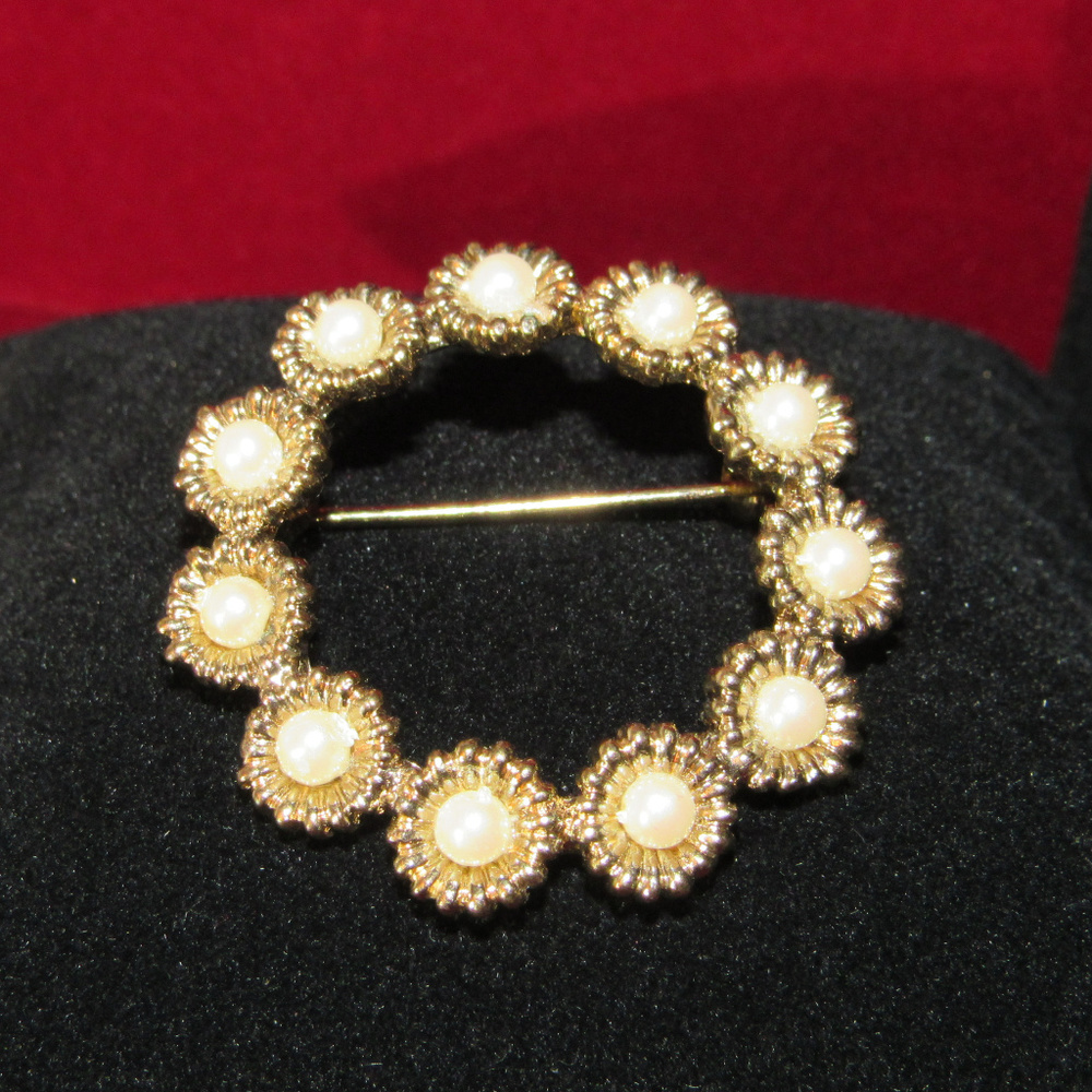 Vintage Goldtone Faux Pearl Brooch Pin 1.5" Diam.
